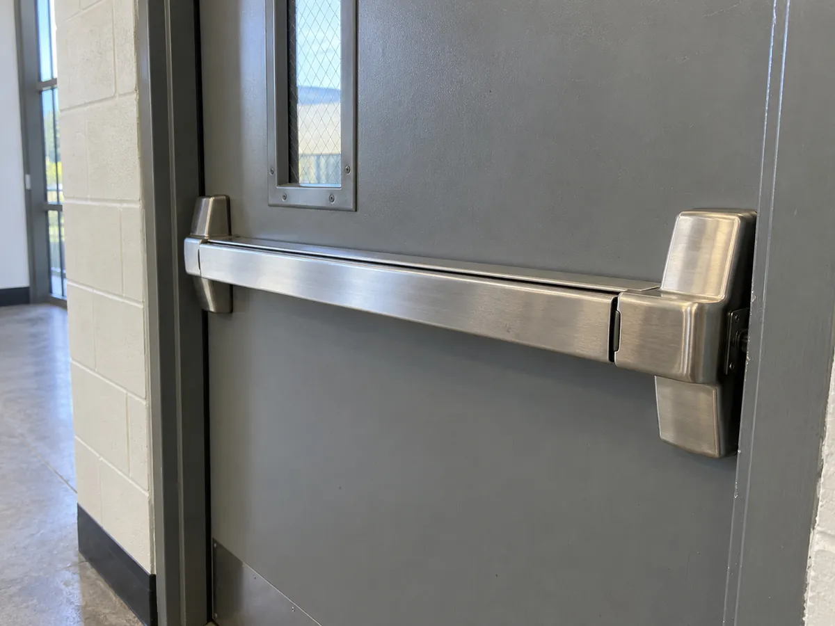 Push-bar exit device on a commercial door