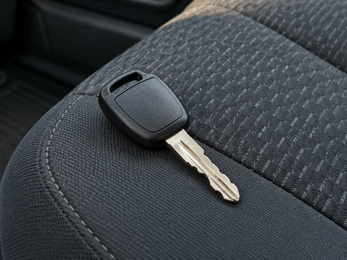 Transponder car key with a chip head