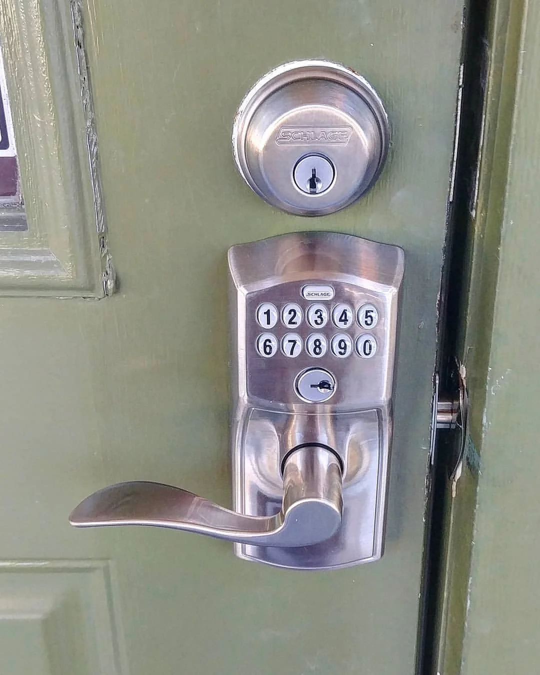 Keypad door lock for keyless entry